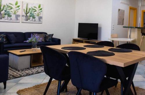 TV a/nebo společenská místnost v ubytování Kouros Cozy Home