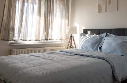 Orestiada的住宿－Kouros Cozy Home，一间卧室设有一张大床和一个窗户。