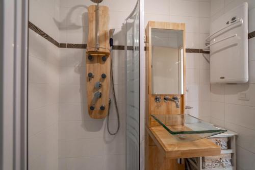 bagno con lavabo in vetro e doccia di La lumière du lac a Veyrier-du-Lac