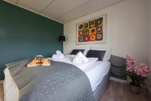 ein Schlafzimmer mit einem Bett und einem Wandgemälde in der Unterkunft 44, Gelegen nabij de kampina met 80 vennen! in Oisterwijk