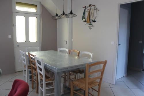 une salle à manger avec une table et des chaises dans l'établissement Gite à Yport, à Yport