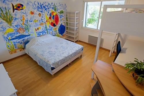 - une chambre avec un lit et une peinture murale dans l'établissement Amazing view ! Great house to gather with friends in Provence, à Gréasque