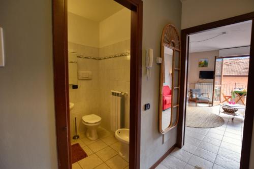 ein Badezimmer mit Toilette und Dusche in der Unterkunft Camelia 07 in Acquaseria