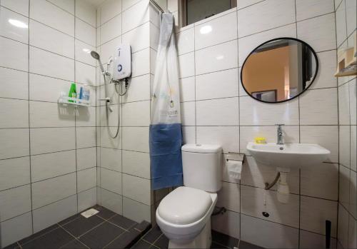 La salle de bains est pourvue de toilettes et d'un lavabo. dans l'établissement Serene Modern Family Retreat(2-7 pax)&Sunrise View, à Cameron Highlands