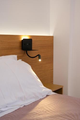 Una cama o camas en una habitación de Arocaria Apartments