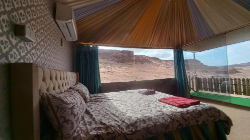 Nespecifikovaný výhled na hory nebo výhled na hory při pohledu z luxury tent