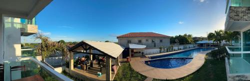 an overhead view of a swimming pool on a building at Apartamento no Condomínio Mar & Sol in Conde