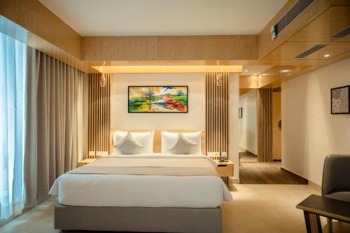 1 dormitorio con 1 cama grande en una habitación en HOTEL LAKE VIEW en Baharampur