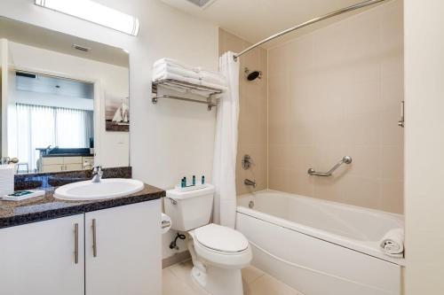 ein Badezimmer mit einem WC, einem Waschbecken und einer Badewanne in der Unterkunft City View Balcony steps from Restaurants, Peacock Park & Marina in Miami