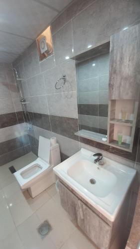 een badkamer met een wastafel en een toilet bij Sultan Luxury Camp in Wadi Rum