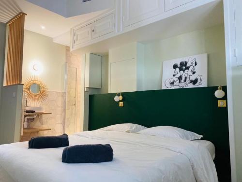 een slaapkamer met een groot bed met een groen hoofdeinde bij Appartement 6 personnes hyper-centre de Tours in Tours