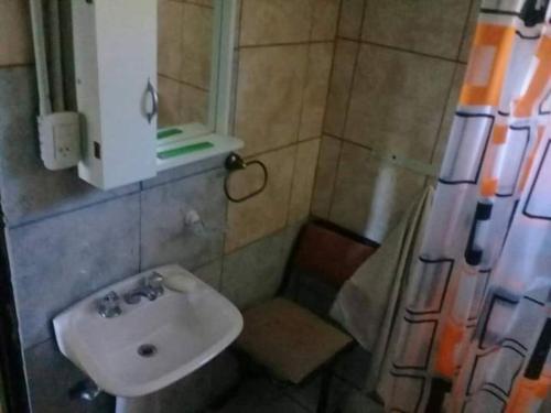 een badkamer met een wastafel en een douche bij Cabañas Mi genio amor in San Luis