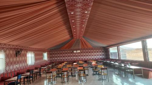 Restaurace v ubytování Sultan Luxury Camp