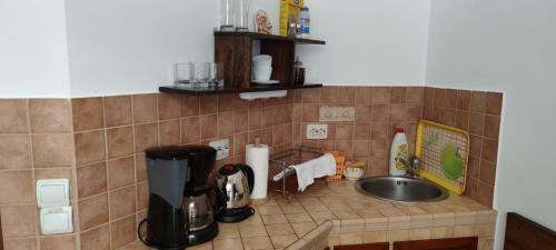 encimera de cocina con fregadero y cafetera en Garsoniera Central Sibiu, en Sibiu