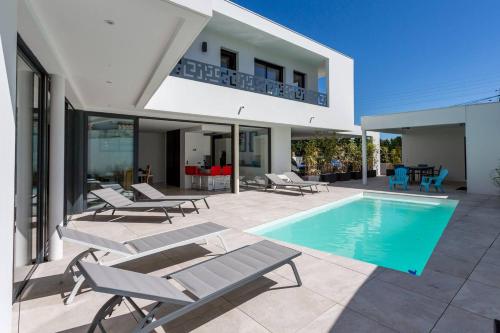 Villa Contemporaine avec piscine - Face au golf - Plages à pied