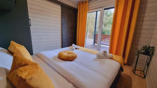 a bedroom with a bed with a pumpkin on it at Mazurska Zatoka Resort & Spa - Apartamenty nad jeziorem z prywatną plażą i podgrzewanym basenem zewnętrznym, Mazury w rytmie SLOW in Łukta