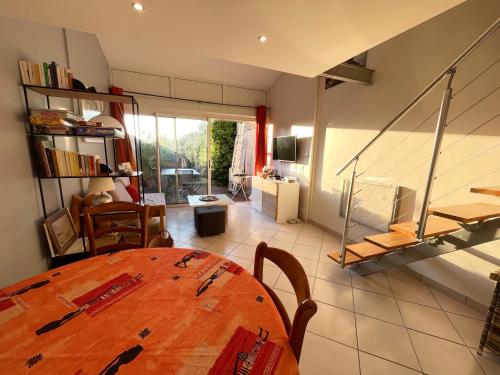 En eller flere senge i et værelse på Appartement T2 Duplex