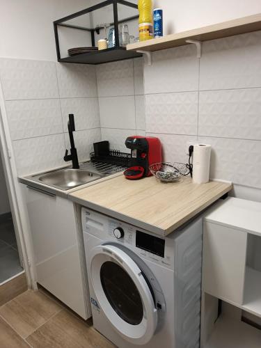 une cuisine avec une machine à laver et un évier dans l'établissement CASA MIA 25m2 centre ville et panier, à Marseille