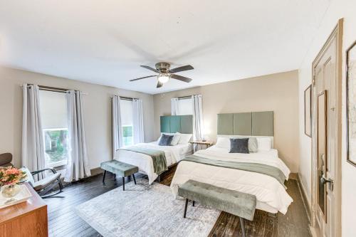 Cama o camas de una habitación en Pet and Family Friendly! Home with Fenced Yard and Deck