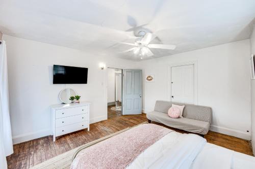 Una televisión o centro de entretenimiento en Pet and Family Friendly! Home with Fenced Yard and Deck