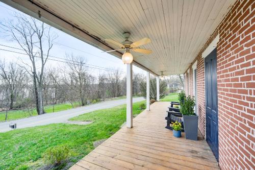 Jardín al aire libre en Pet and Family Friendly! Home with Fenced Yard and Deck