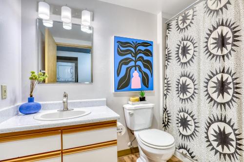 La salle de bains est pourvue de toilettes, d'un lavabo et d'un miroir. dans l'établissement Quest Travels, à Seattle