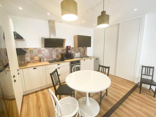 a kitchen and dining room with a table and chairs at NOUVEAU Maison Bourg Cournon 5 pers 2 chambres in Le Cendre