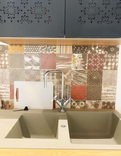 Il comprend une cuisine équipée d'un évier, d'un grille-pain et d'un comptoir. dans l'établissement NOUVEAU Maison Bourg Cournon 5 pers 2 chambres, à Le Cendre