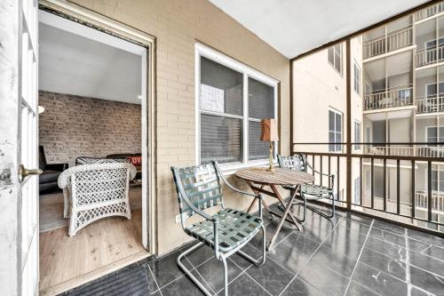 a balcony with a table and chairs on it at P8G Remodel 2BR/2BA downtown ATL-Parking & Balcony in Atlanta