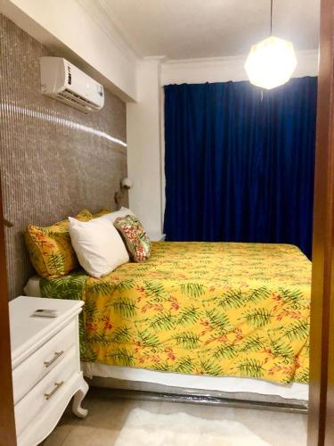 1 dormitorio con cama y cortina azul en santo domingo-avenida de españa, en Santo Domingo