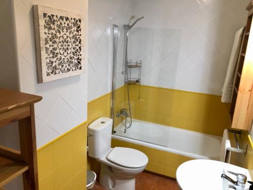 a bathroom with a toilet and a bath tub at Apartamento de Carboneras - Terrazas y Vistas in Carboneras