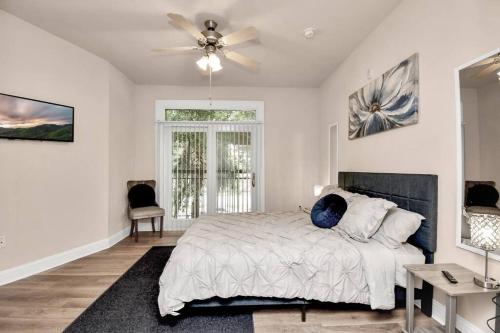 sypialnia z łóżkiem i wentylatorem sufitowym w obiekcie Houston Getaway w mieście Houston