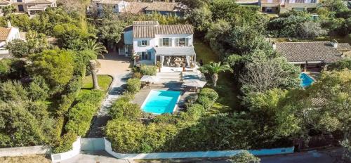 une vue aérienne d'une maison avec piscine dans l'établissement CYRIL Magnifique villa provençale, à Saint-Tropez