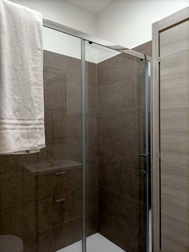 een badkamer met een douche en een glazen deur bij parea house 5 in Milaan