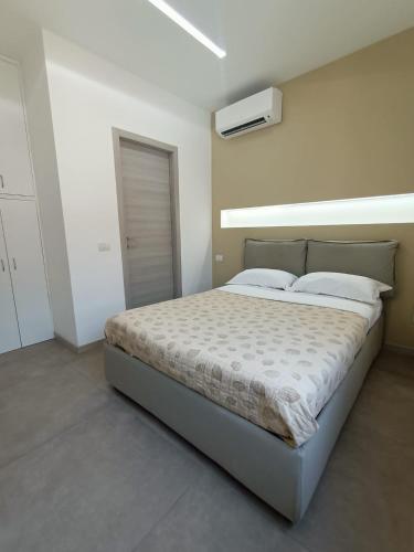 een slaapkamer met een groot bed in een kamer bij parea house 5 in Milaan