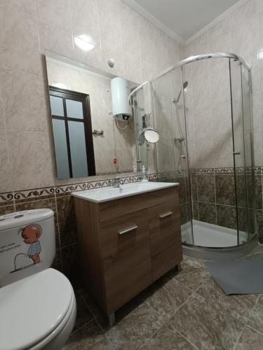 uma casa de banho com um WC, um chuveiro e um lavatório. em Plaça de l'Almudí, where else! em Onda