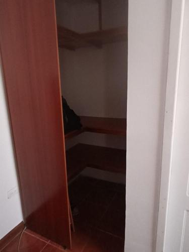 una puerta abierta a una habitación con armario en GARDENIAS SUITS, en Ibarra