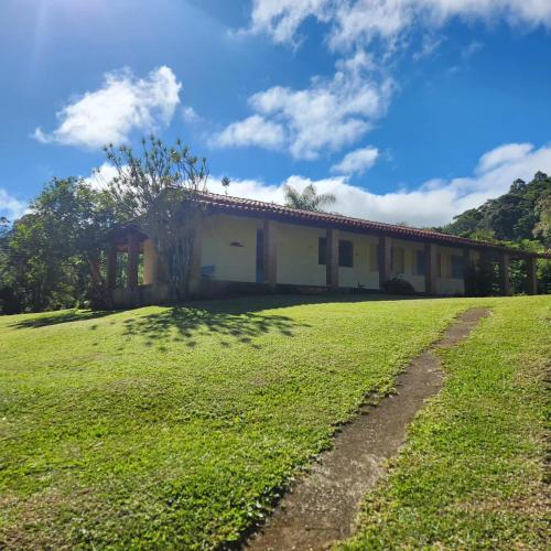 Taman di luar Toca da Pedra