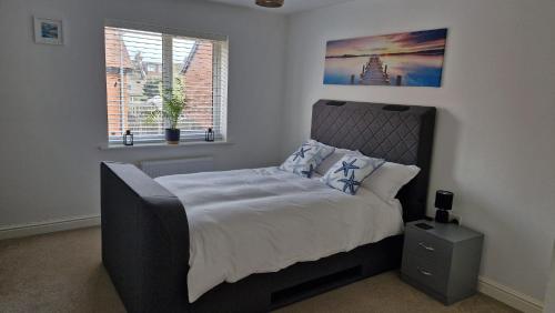 een slaapkamer met een groot bed en 2 ramen bij The Lancers in Kent