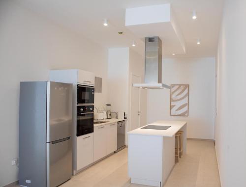 Una cocina o zona de cocina en Ocean Point Beachfront Residences - Apartment A1