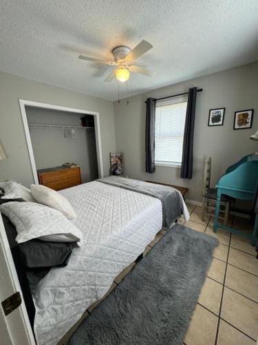 sypialnia z łóżkiem i wentylatorem sufitowym w obiekcie Cane Creek Meadows w mieście Fletcher