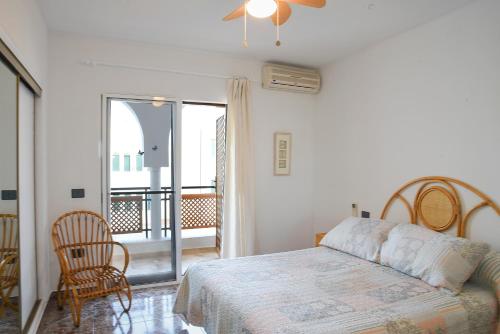 1 dormitorio con 1 cama y balcón en La Casa de las Maravillas, en Puerto de Mazarrón