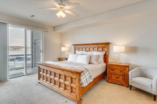 Un dormitorio con una cama, una silla y una ventana en Lakeside Osage Beach Condo in Lands End Community, en Osage Beach
