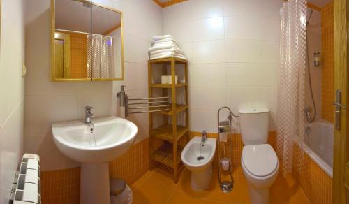 a bathroom with a sink and a toilet at La Cabana, Edificio Los Molinos in Felechosa