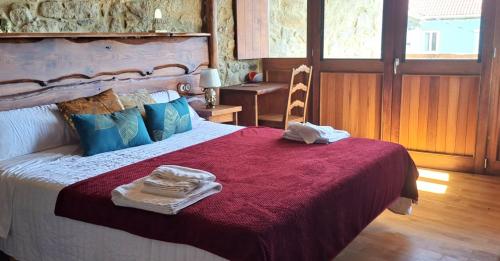 1 dormitorio con 1 cama grande con manta roja en Habitación Deluxe Campomuiños, en Entrerríos
