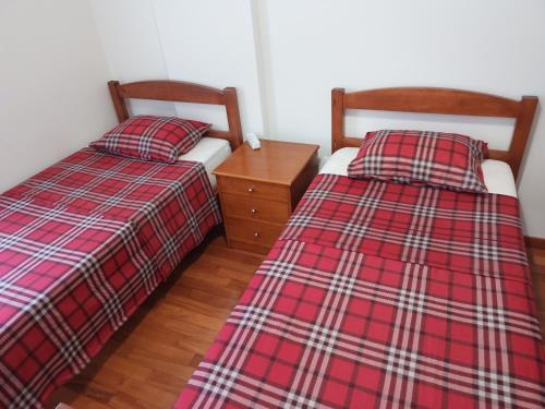 מיטה או מיטות בחדר ב-Costa Lodge Madeira, pick up - drop off, car and motorcycle rentals