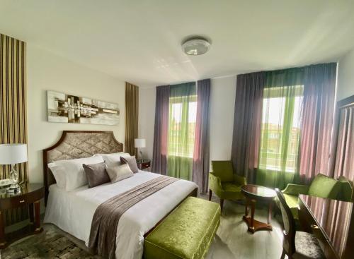 Habitación de hotel con cama, mesa y sillas en Guesthouse Villa Vice en Split