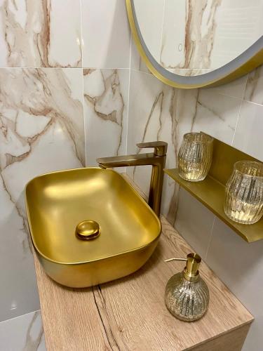 a gold sink in a bathroom with a mirror at Guesthouse Villa Vice in Split