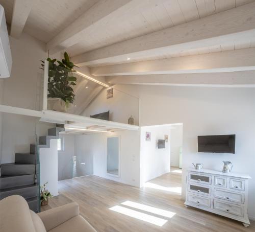 sala de estar con escalera y sofá en Lombardi Rita - Colle S. Martino, en Asís