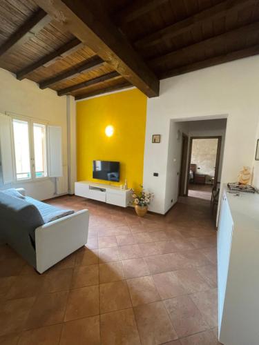 a living room with a couch and a tv at Residenza Marconi centro storico in Budrio